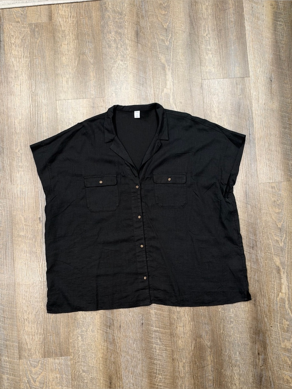 Plus size Black Short-Sleeve Button-Up Shirt with Chest Pockets